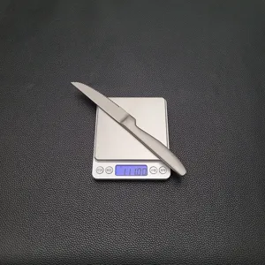 Misurazione dettagliata del peso di un coltello da bistecca seghettato in acciaio inox 420