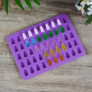 Detailansicht der 50-Loch Bären-Silikonform mit bunten Bonbons auf Holzuntergrund