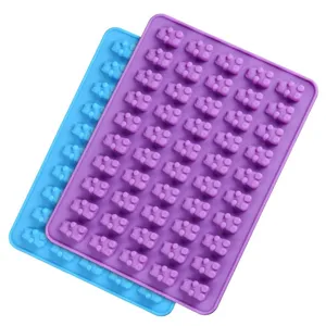 Detailansicht der 50-Loch Silikon-Gummibärchenformen in Violett und Blau für DIY-Süßigkeiten.