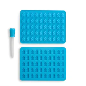 Draufsicht auf zwei blaue 50-Loch-Silikon-Gummibärchenformen mit Kunststoffpipette