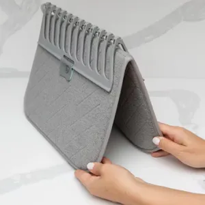 Alfombrilla de secado plegable gris con rejilla extraíble para encimera cocina.