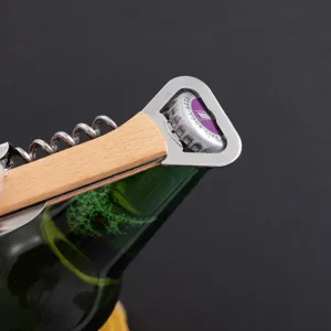 Professioneller Mehrzweck-Flaschenöffner aus Buchenholz für Bier und Wein in Gebrauch