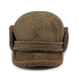 Wintermütze mit Ohrenklappen aus braunem Wildleder-Imitat und warmem Fleece-Futter