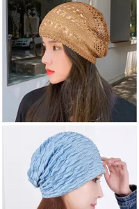 Vista dettagliata dei berretti slouchy in pizzo traspirante e blu plissettato per donna