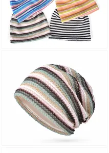 Vista dettagliata del berretto a maglia a righe vintage da donna con design traforato