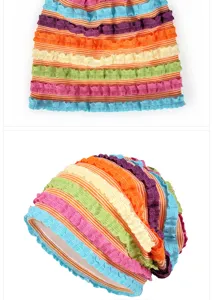 Dettaglio macro del cappello beanie a strisce colorate con ruches e trama del tessuto