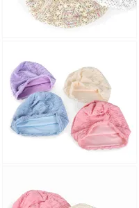 Vista dettagliata di turbanti plissettati leggeri e traspiranti per donna in colori