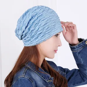 Berretto plissettato blu leggero da donna con un design strutturato traspirante.