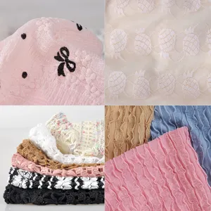 Texture dettagliate di berretti estivi in pizzo traspirante da donna in vari colori