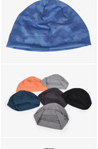 Detailoverzicht van ademende mesh sportpetten in verschillende kleuren voor wielrennen