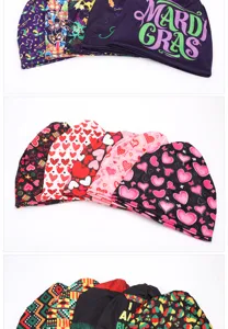 Collezione di berretti con motivi alla moda, stampe Mardi Gras, cuori e design etnici
