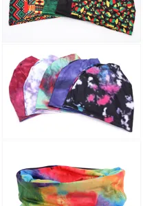 Dettagli ravvicinati di vari copricapi e scaldacollo colorati tie-dye e con motivi geometrici