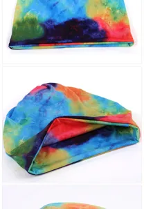 Vista dettagliata del vivace motivo tie-dye su berretto e scaldacollo morbido multiuso.