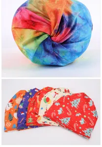 Collezione di turbanti colorati con vivaci motivi tie-dye e natalizi per uomo e per donna