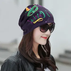 Elegante berretto da donna viola con stampa maschera di carnevale per primavera