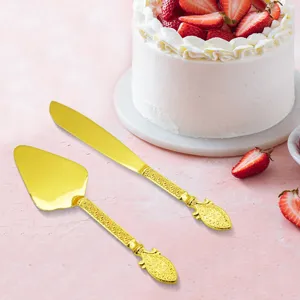 Elegante set vintage di coltello e pala per torta dorati con raffinati manici ornati