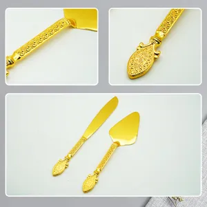Elegante set di coltello e pala per torta dorati con motivi incisi ornamentali
