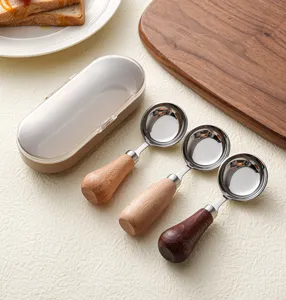 Vista detallada de cucharas de acero inoxidable con mangos de madera y estuche