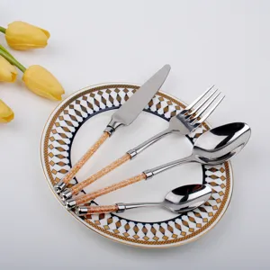 Gros plan élégant d'un ensemble de couverts en inox avec manches en cristal sur assiette