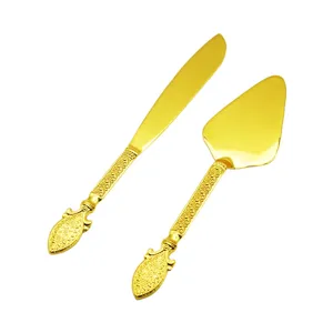 Set vintage di coltello e pala da torta dorati con dei eleganti manici traforati