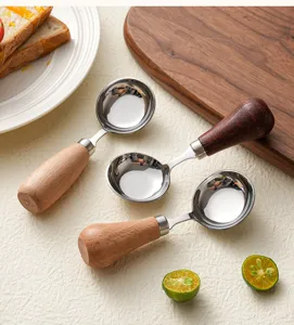 Vista detallada de cucharas de acero inoxidable con varios mangos de madera ergonómicos
