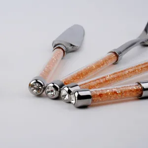 Détail de couverts de luxe en acier inoxydable avec poignées remplies de cristaux scintillants