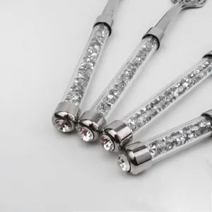 Détail de poignées de couverts en acier inoxydable de luxe remplies de cristaux