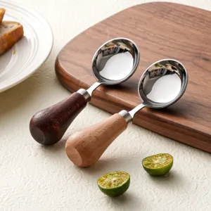 Cuchara redonda de acero inoxidable con mango de madera estilo japonés para niños