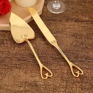Ensemble de pelle et couteau à gâteau vintage en or avec poignée en cœur ajouré élégant