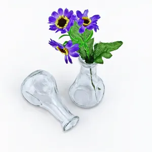 Vue détaillée de deux petits vases en verre transparent à col étroit pour la décoration intérieure