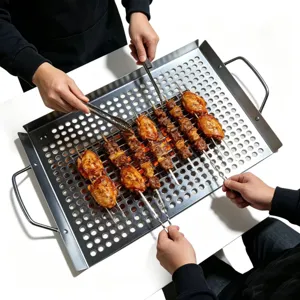 Gens grillant des brochettes et ailes sur un plat de barbecue carré en acier inoxydable