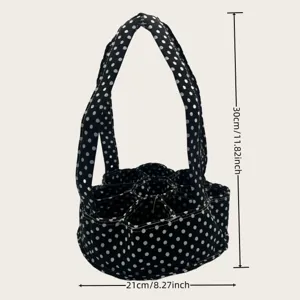 Vista detallada de la bolsa de lona a lunares para huevos con medidas de 21x30 cm