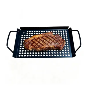 Vue détaillée d'un steak grillé sur une poêle à griller perforée en inox noir.
