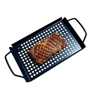 Vue rapprochée d'un steak grillé sur une poêle à barbecue bleue perforée en inox.