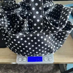 Vista detallada que muestra el peso de la bolsa de lona para huevos con lunares