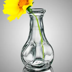 Vue rapprochée du fond texturé et du col étroit d'un petit vase en verre décoratif