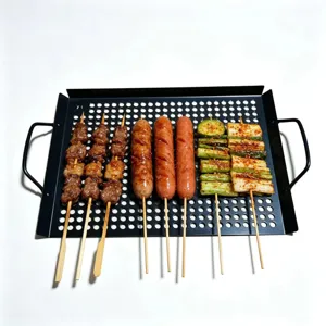 Vue détaillée d'un plat à griller perforé en acier inoxydable noir avec des brochettes.