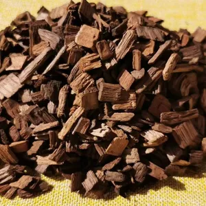 Nahaufnahme von getoasteten Eichenholz-Chips zur Verbesserung des Weinaromas im Detail
