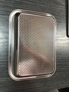 Vista dettagliata del vassoio per germogli rettangolare forato in acciaio inox.
