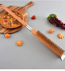 Détail de la brosse pour four à pizza avec poils en cuivre et manche en hêtre