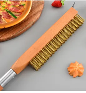 Détail de la brosse pour four à pizza avec poils en cuivre et manche en hêtre