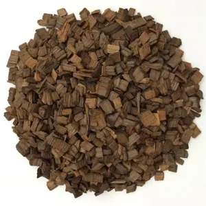 Hochwertige, dunkel geröstete Eichenholzchips für professionelle Weinbereitung