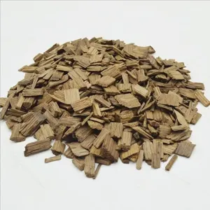 Nahaufnahme von getoasteten Eichenchips für die Weinherstellung und das Aroma