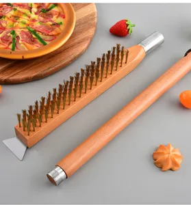 Détail d'une brosse à four à pizza avec poils de cuivre et manche en bois de hêtre