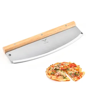 Gros plan de la lame courbe en inox et du manche en bois d'un coupe-pizza