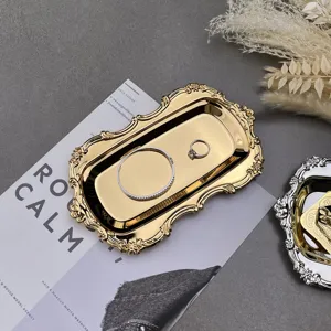 Detailansicht des goldenen Vintage-Tabletts mit eleganten geprägten Blumenrändern