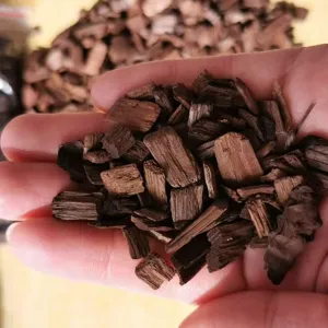 Detailansicht von hochwertigen getoasteten Eichenchips zur Veredelung von Rotwein