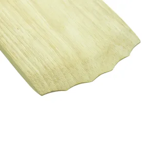 Détail macro du bord dentelé d'un grattoir de nettoyage de barbecue en bois naturel