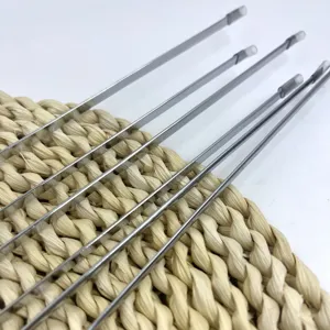 Vue détaillée de broches de barbecue plates en acier inoxydable de 34 cm pour le grill.