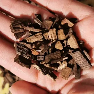 Nahaufnahme von gerösteten Eichenchips zur Weinherstellung